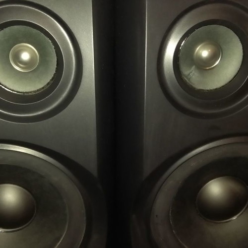 Ηχεία Akai 2 τεμαχίων μεταχειρισμένα, 60 watt, ύψος 45 εκατοστά