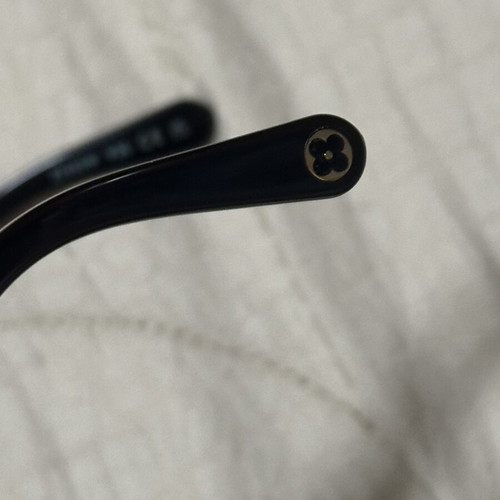 Louis Vuitton cat eye sunglasses like new, black