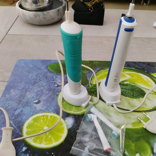 Oral-B Braun electric toothbrushes like new with accessories and chargers