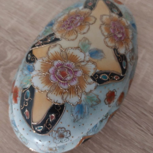 Royal Satsuma ceramic box hand painted, like new, collectible