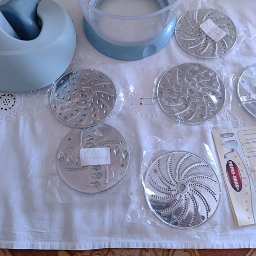 Grater with 6 application discs like new