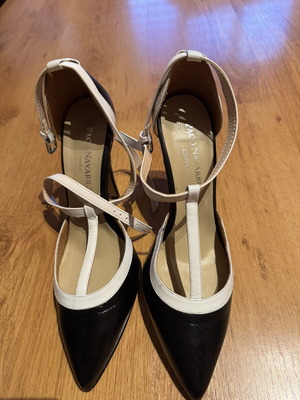 Spanish high heel shoes new, size 39, black and white leather