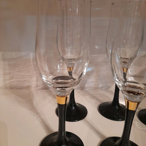 Stemmed glasses like new, set of 6 with gold and black base