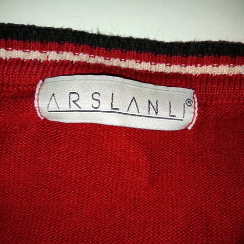 Red V-neck cable knit sweater used, size M-L