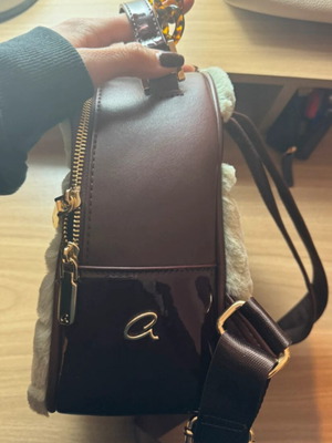 Axel backpack like new, burgundy color