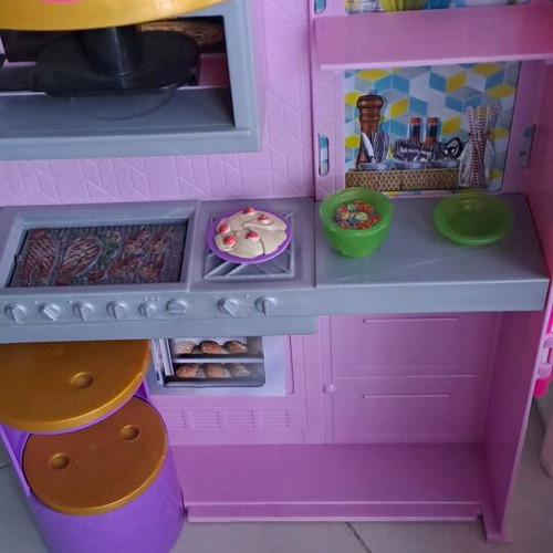 Barbie restaurant suitcase used, portable