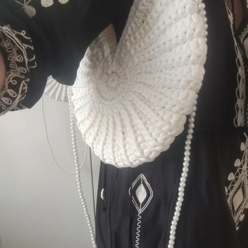 Handmade knitted bag shell shape with pearl strap, new, white and gold