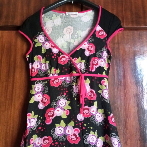 Floral blouse geisha style like new with deep neckline