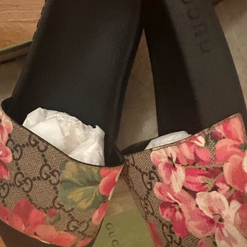Gucci GG Blooms Supreme floral slide sandals used, size 37, black and pink