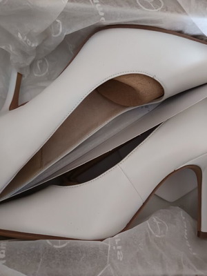 Tamaris women's white pumps size 39 like new
