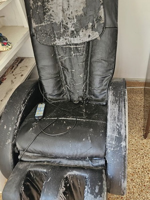 Πολυθρόνα massage μεταχειρισμένη με φθαρμένο συνθετικό κάλυμμα, λειτουργεί