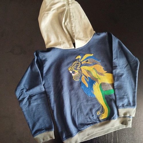 Children's clothes pack 8 years like new, 4 sweatshirts and 2 colorful t-shirts