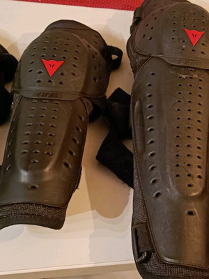 Dainese knee and elbow protectors like new