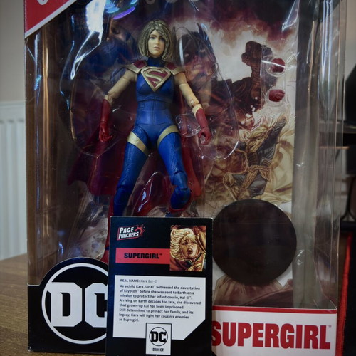 Supergirl figure like new from Injustice 2 with comic book