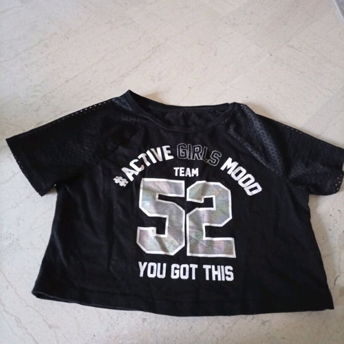 Girls' short-sleeve t-shirt size 134 like new, black
