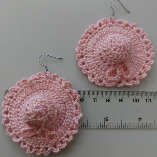 Handmade crochet earrings in pink, like new, hat shape