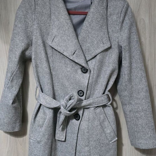 Gray coat with buttons and belt like new