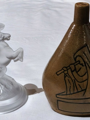 Set of 2 decorative items like new, glass and clay