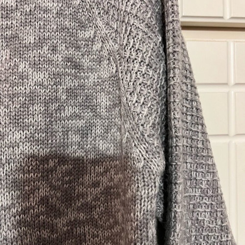 Soulcal n’ Co men's sweater Medium gray like new, very warm with buttons