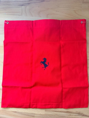 Scuderia Ferrari червен калъф 29см x 32см нов