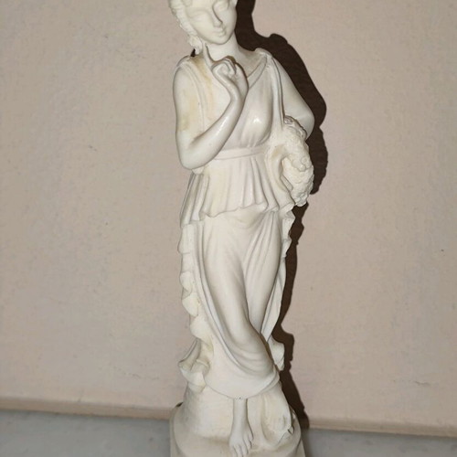 Female statue Greek-Roman style like new