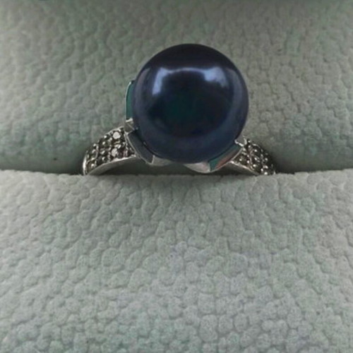 18K white gold ring with Tahitian pearl and diamonds