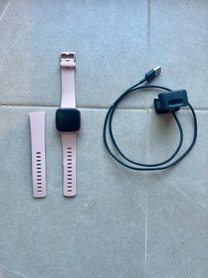 Fitbit Versa 2 ρολόι σαν καινούργιο, smartwatch με λουράκια σιλικόνης