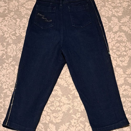 Capri jeans with rhinestones like new, size Medium, blue