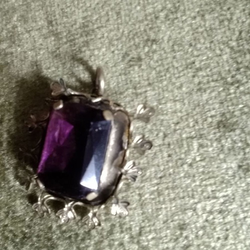 Vintage pendant with precious stone used, broken leaf detail