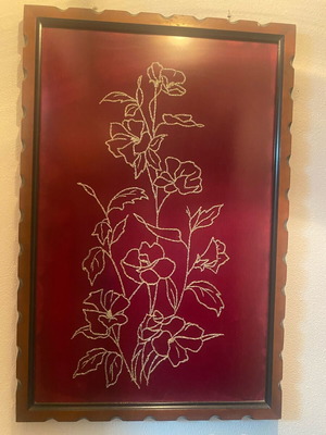 Κεντητός πίνακας σαν καινούργιος με χρυσή κλωστή σε κόκκινο ύφασμα