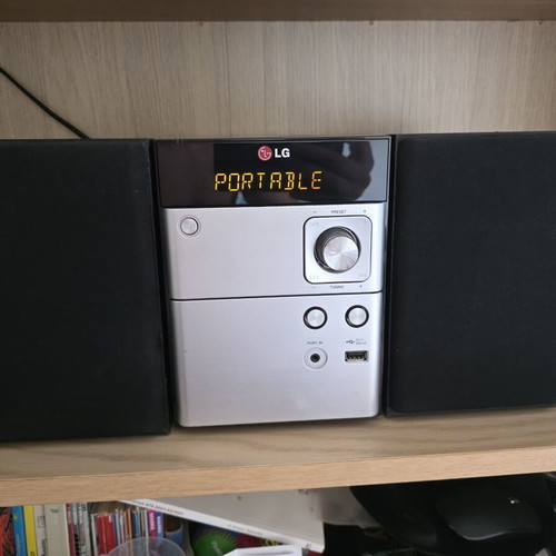 LG CM1530 USB Micro Hi-Fi System like new, 10 watt