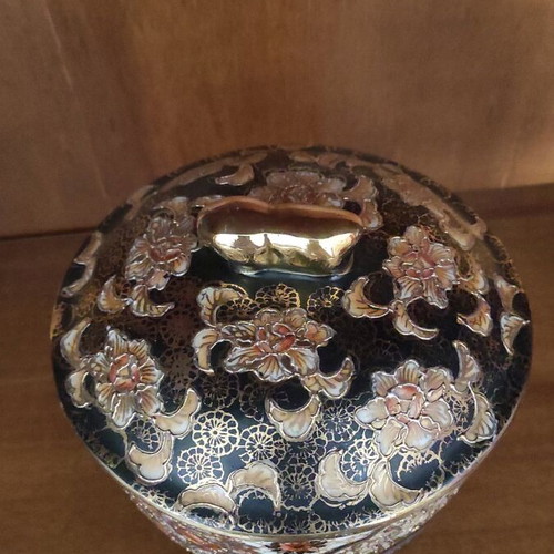Porcelain Satsuma decoration like new with lid and base