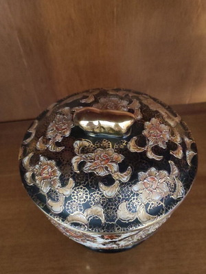 Porcelain Satsuma decoration like new with lid and base