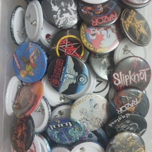 Badges new, 3.2 cm pins, large selection