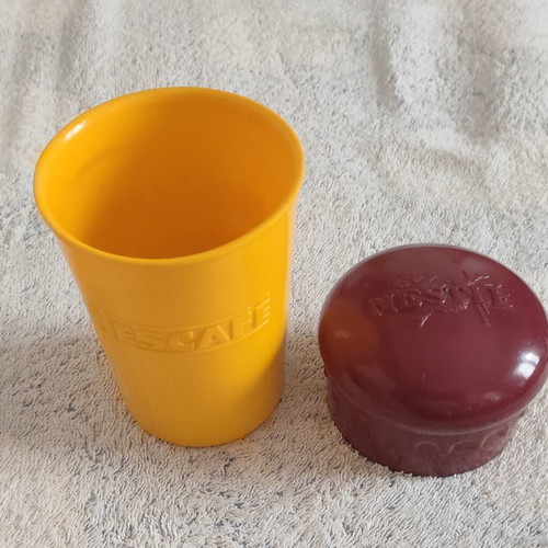 Nescafé vintage plastic shaker used
