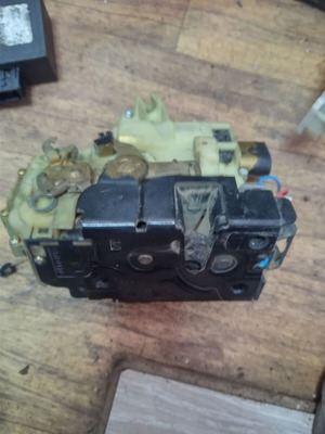 Lock front left for VW Polo IV 1J0837349A used