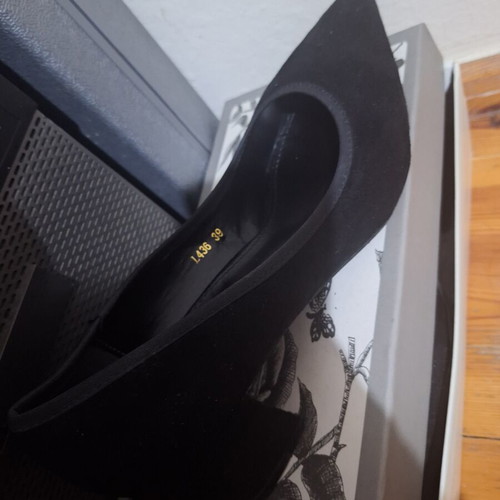 Black low heels pumps like new, size 39