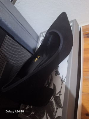 Black low heels pumps like new, size 39