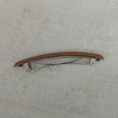 Large hair clip like new