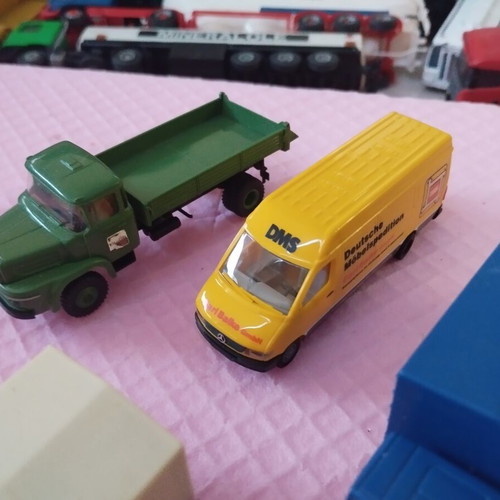 HO scale toy trucks and van, set of 6