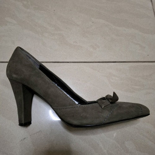Pumps new olive color with anti-slip sole