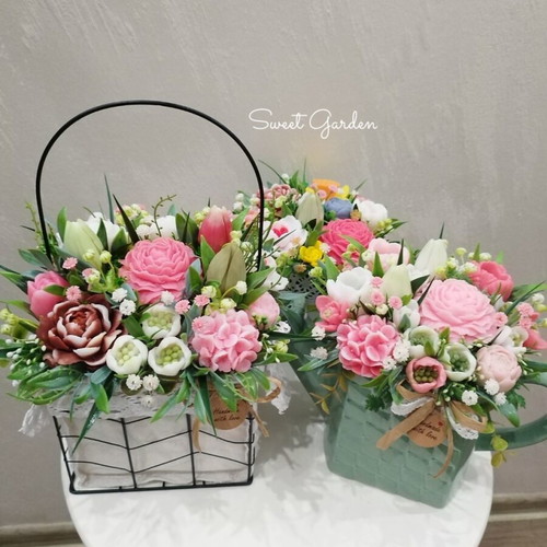 Scented soap flowers new with ceramic watering can and metal basket