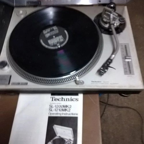Technics SL-1200MK2 set used with Inkel mixer and professional speakers