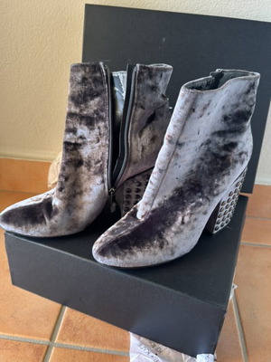 Kendall + Kylie boots like new, dark gray fabric, size 39