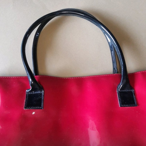 Elisabeth Arden patent leather shoulder bag like new, black and red