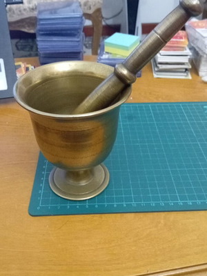 Μπρούτζινο γουδί με γουδοχέρι σαν καινούργιο, ύψος 12εκ.