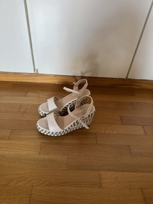 Tsoukalas Shoes beige platform sandals like new, size 39