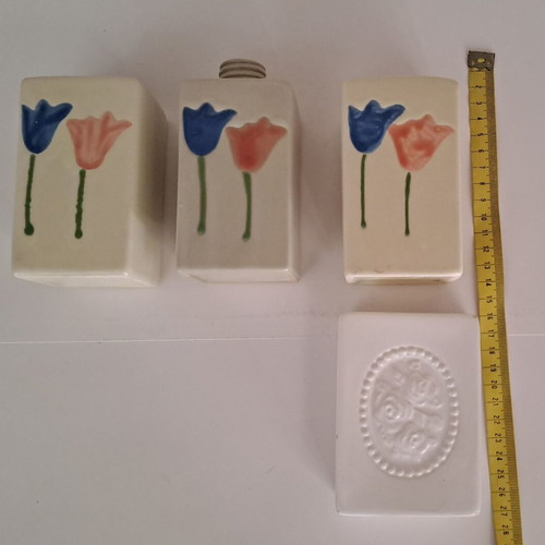 Bathroom accessory set like new with ceramic items and wall sticker