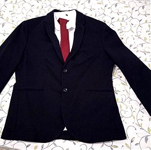 Ανδρικό σετ, μαύρο σακάκι, λευκό πουκάμισο, μπορντό γραβάτα.