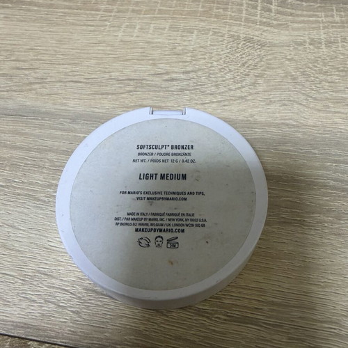 Make Up by Mario bronzer used, light medium